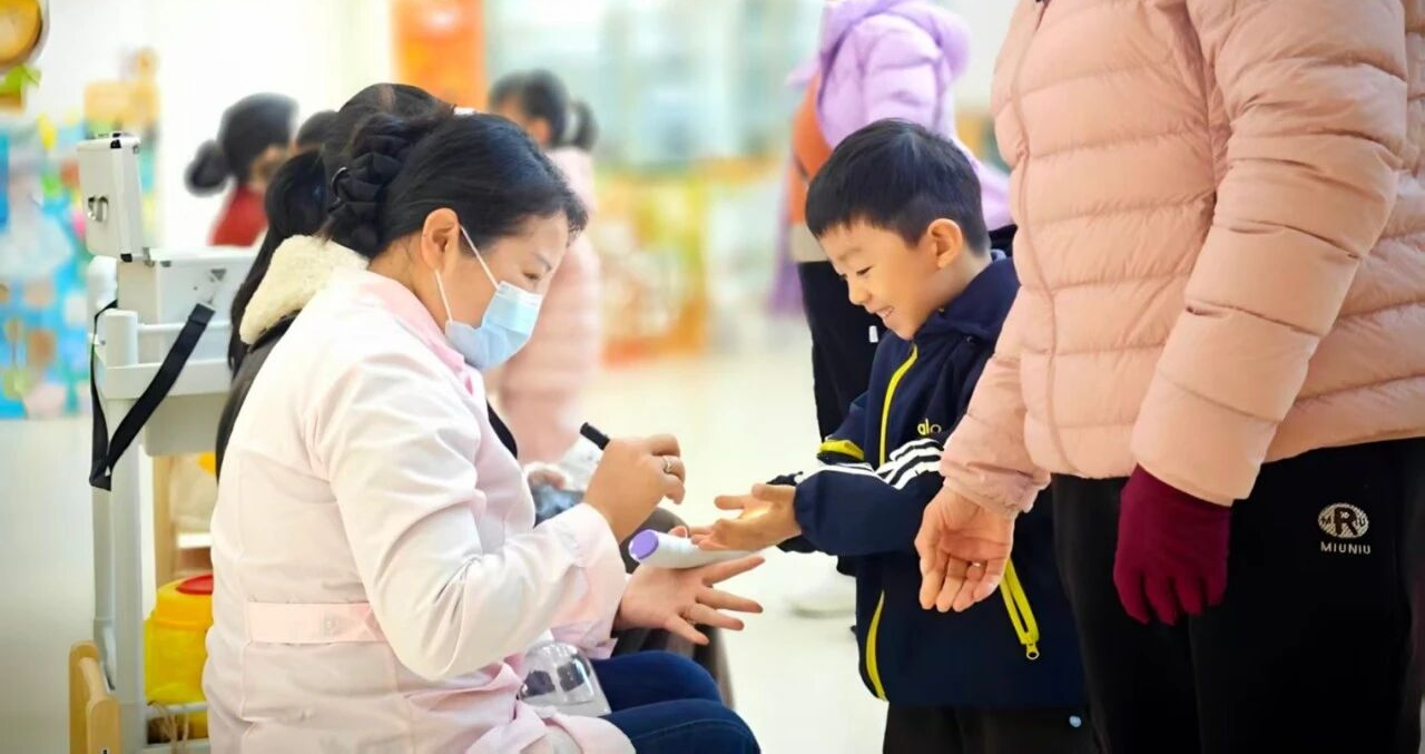 冬季健康防护进行时｜滨湖时光集团织密“一老一小”健康守护网