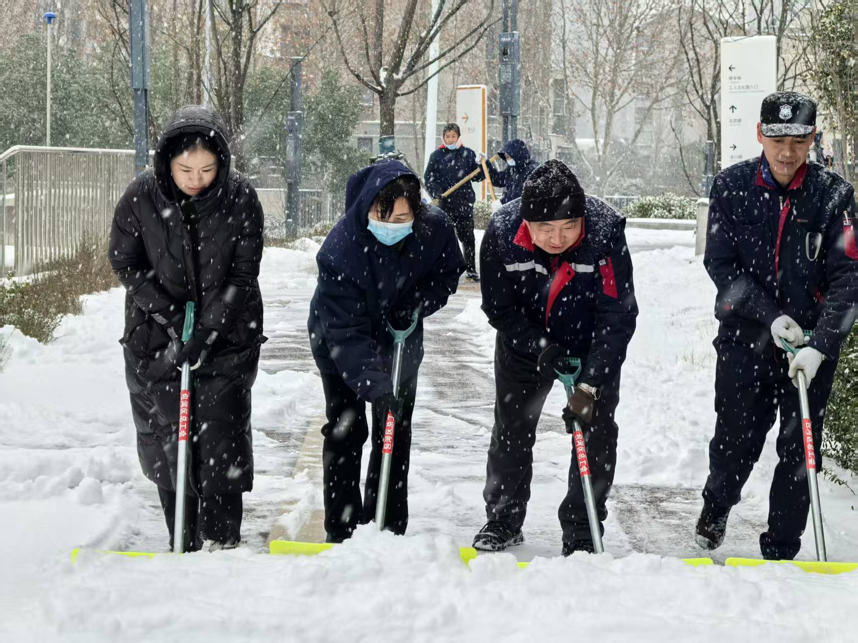 党建聚合力，除雪保畅通 | 时光集团全力应对冰雪天气保障安全通行